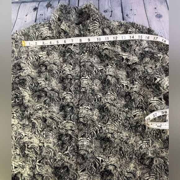 CHICO’S (1) Aimey Gray Black Cream Swirl Soft Faux Fur 3/4 Sleeve Jacket Size 8 - Picture 6 of 12